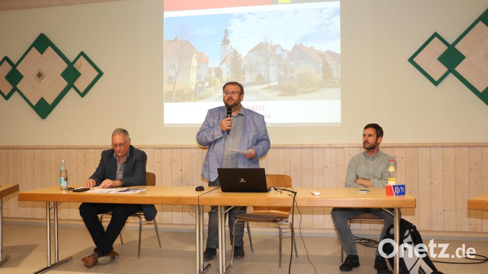 Diplomingenieur Klaus Stiefler, Bürgermeister Hans Walter und Diplomgeograph Andreas Hacke (von links) erläuterten die Hintergründe und Zweck des Integrierten Städtebaulichen Entwicklungskonzepts. Bild: rpp