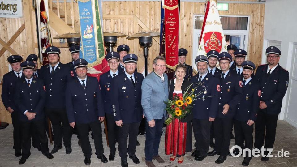 Bürgermeister Martin Prey (Mitte), hier im Bild mit Jubelverein und Paten, unterstützt Feuerwehr und Fest als Ehrenschirmherr. Bild: Feuerwehr Pertolzhofen/exb