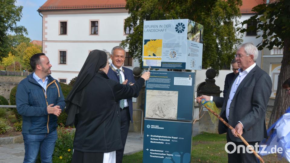 Äbtissin Laetitia Fech segnete nach der Enthüllung die Stele am Basilkaplatz, vorm ehemaligen Abtschloss des Klosters Waldsassen. Von links Matthias Grundler, Roland Grillmeier, Bernd Sommer (verdeckt) und Johann Kalb. Bild: jr