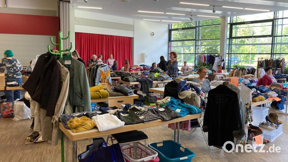 Beim fairen Kleider-Flohmarkt im Foyer der Mehrzweckhalle konnten an 33 Ständen Klamotten jeglicher Stilrichtung erworben werden. Bild: kaz