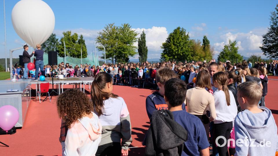 Die gesamte Schulfamilie fieberte dem Start des Stratosphärenballons entgegen Bild: do
