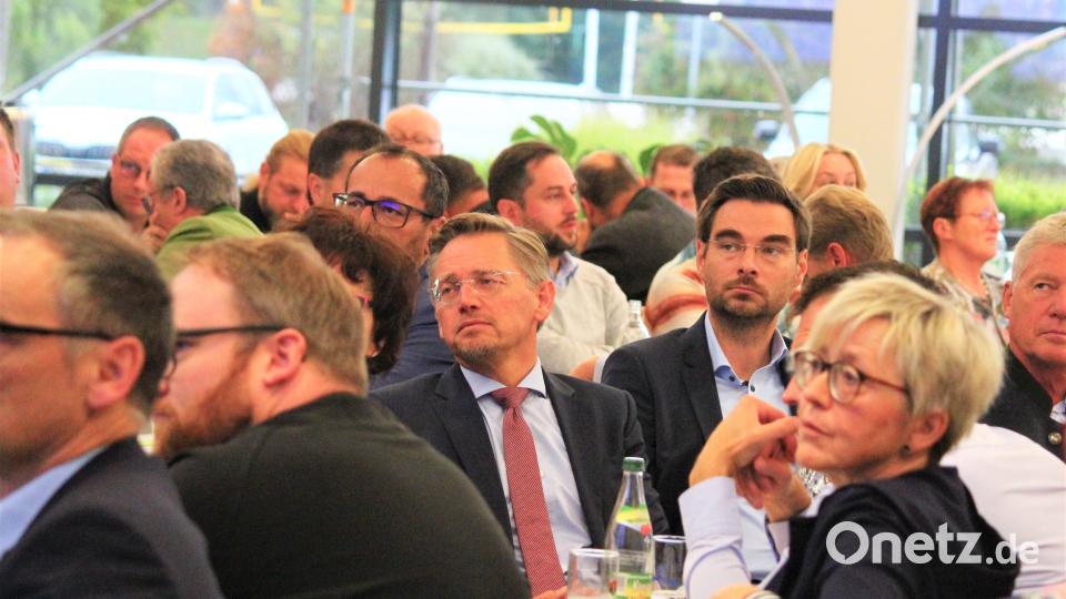 Er schaut zwar skeptisch, mit seinen 87 Prozent Zustimmung kann Tobias Reiß (Bildmitte) aber sehr zufrieden sein Bild: stg