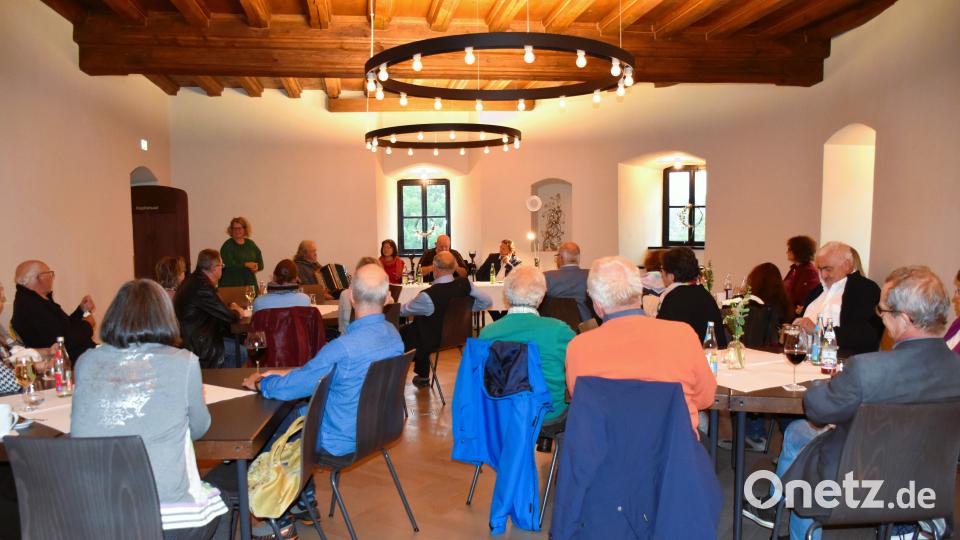 Eva Gibhardt (vorne liniks) begrüßte ein großes Publikum. Der Kapitelsaal war gut ausgelastet. Bild: ubb
