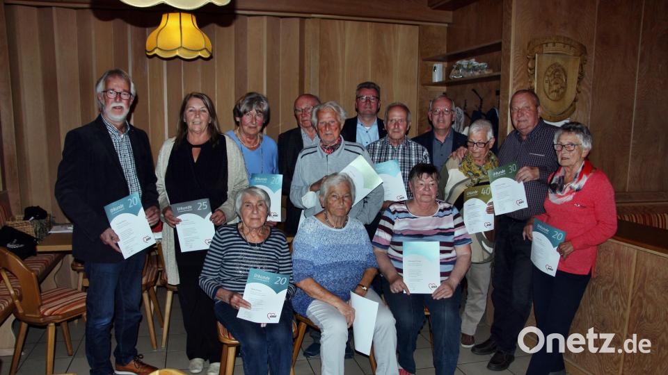 Die für zehn bis 40 Jahre Treue zur AWO geehrten Mitglieder, die bei der Jahreshauptversammlung anwesend waren (stehend vom links): Thomas Steiner, Ute Höhlein, Elisabeth Gröschel, Manfred Leiss, Hans Steger, Bürgermeister Michel Göth, Peter Lulay, Winfried Franz, Gisela und Hermann Völlger, Gerda Olk.
Vorne, sitzend, von links: Berta Strobel, Gerda Buchner und Hannelore Thurner. Bild: ds