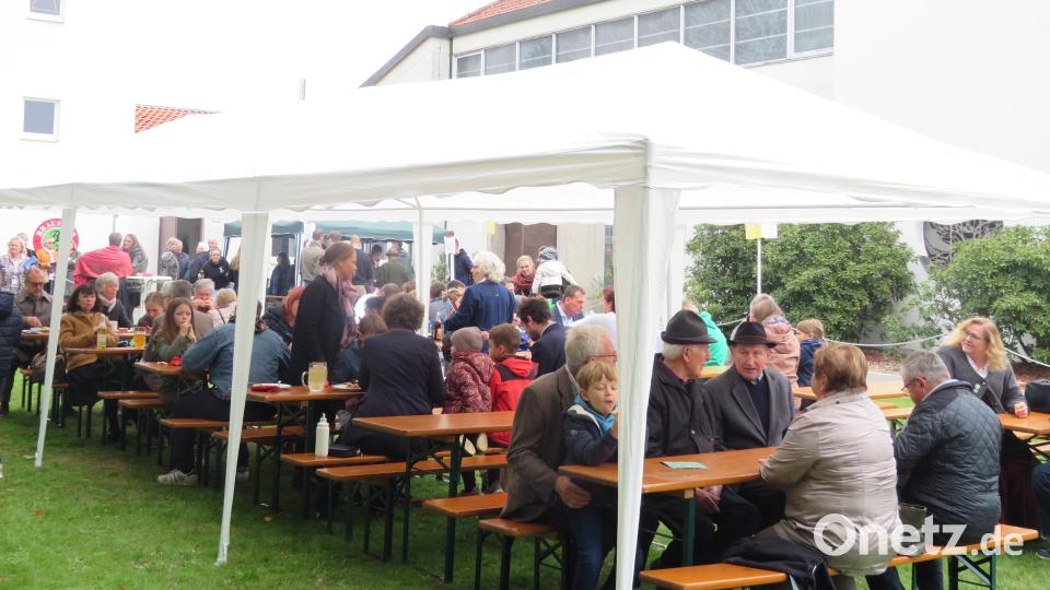 Auf der Wiese vor der neuen Kirche wird das Pfarrfest gefeiert. Bild: adj