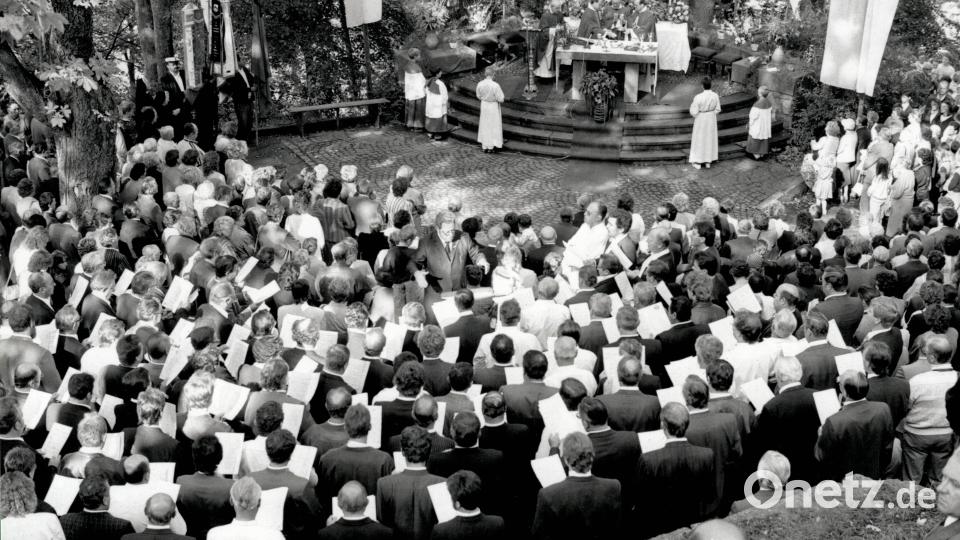 Massenchor der Sängergruppe Floß im September 1989 anlässlich der Einweihung der Kreuzbergkirche vor 175 Jahren. Bild: MGV Pleystein/exb