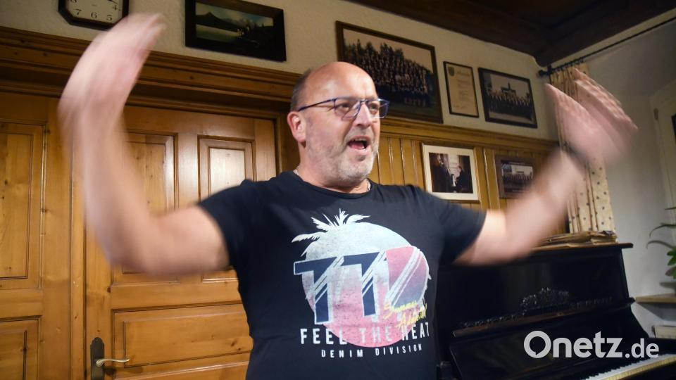 Er ist der musikalische Chef des Männergesangvereins 1895 Pleystein: Seit 1999 ist Alexander Völkl als Chorleiter in der Verantwortung. Bild: Gabi Schönberger