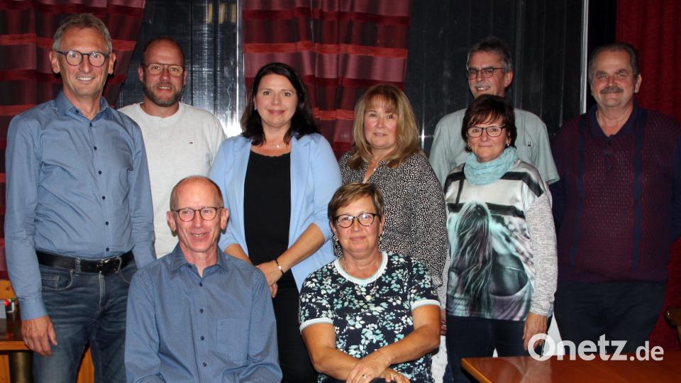 Ein starkes Team ist der neue Vorstand der Siedlergemeinschaft Kirchenthumbach um Vorsitzenden Markus Kleber (vorne, links). Neuer Schriftführer ist Siegfried Failner (stehend, links). Bild: lep