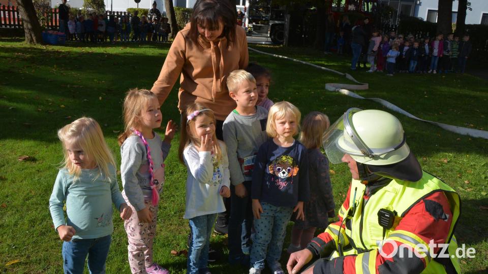 Kommandant Franz Bauernfeind (rechts) im Gespräch mit einigen Kindern. Bild: jr