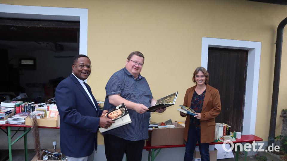 Auch Pfarrer Edwin, Stadtpfarrer Hubert Bartel und Gemeindereferentin Gabriele Sieder helfen tatkräftig mit - sowohl als Verkäufer als auch als Käufer. Bild: wrm