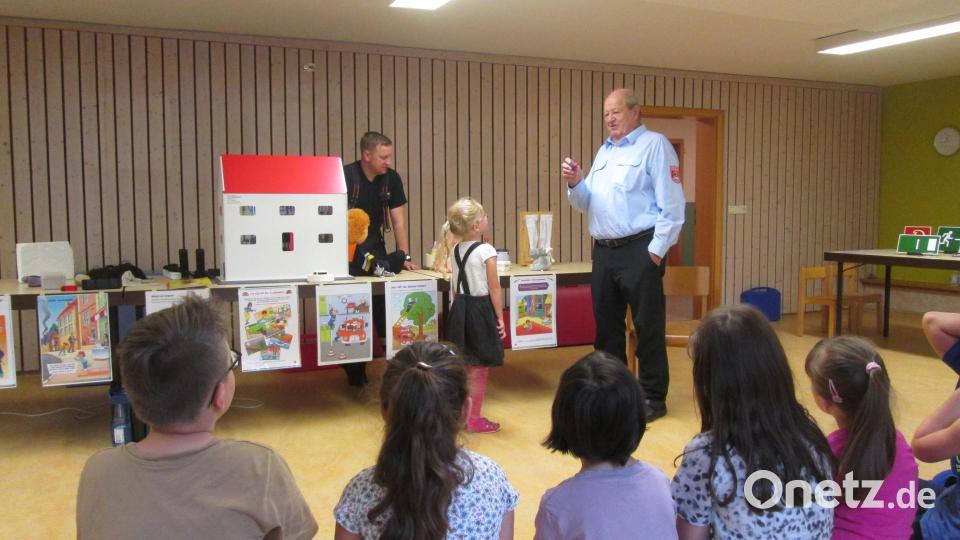 Ein Herzensanliegen war Otto Weiß (stehend rechts) stets die Brandschutzerziehung von Kindern. Diese Aufnahme entstand im Sommer 2021 im Kindergarten Hedwigsheim. Archivbild: Bianca Schwägerl/exb