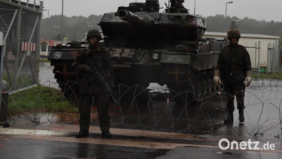 Die Kampfpanzer Leopard 2 in der Oberpfalzkaserne früh morgens kurz vor dem Abmarsch Bild: Panzerbataillon 104 Pfreimd/exb