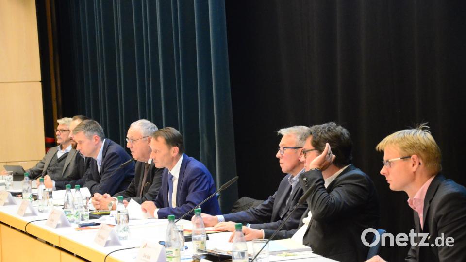 Das Podium stellte sich den Fragen der Bürger. Bild: Kunz