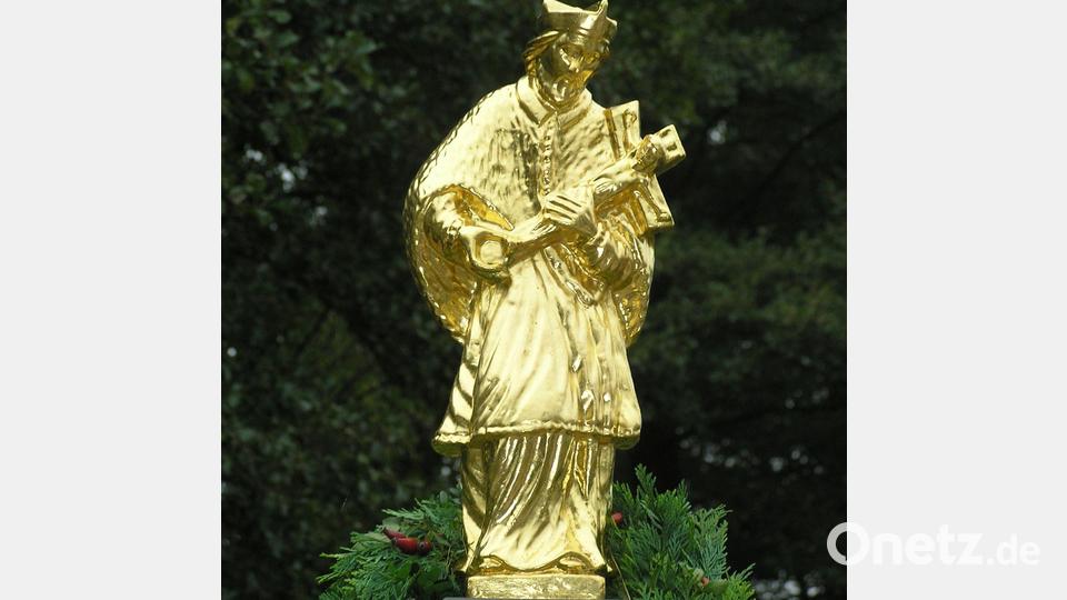 Neu mit Blattgold versehen erstrahlt nach der Sanierung der Riglasreuther Fichtelnaabbrücke auch der restaurierte Brückenheilige Sankt Nepomuk. Bild: öt