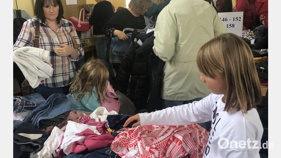 Kein Durchkommen mehr gab es in der Mehrzweckhalle beim Herbstbasar der Eltern-Kind-Gruppen und der Freien Wählergemeinschafat. Bild: sei