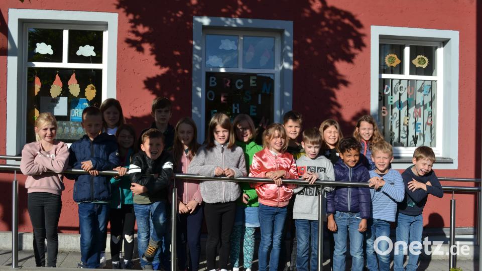 So sehen Bücherwürmer aus, die auch während der Ferien die Bücherei besucht und sich so einen Preis gesichert haben. Bild: kki