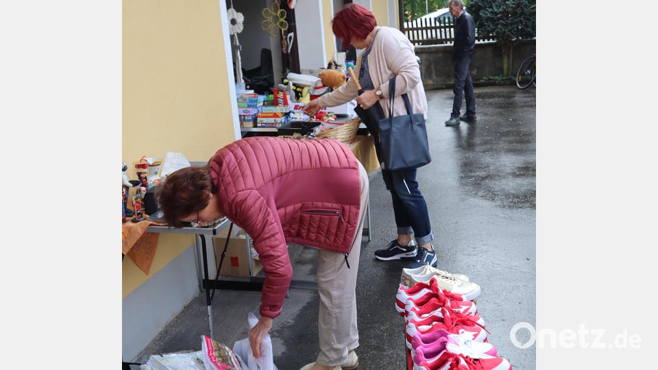 &quot;Irgendwas findet man dann doch, was man dann brauchen kann!&quot; - Flohmarktbesucher am Stöbern. Bild: wrm