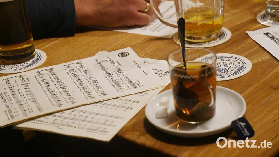 Bei den Chorproben des Männergesangvereins 1895 Pleystein beim "Bölllerten" werden die Kehlen immer gut befeuchtet, nicht immer mit Tee. Bild: Gabi Schönberger