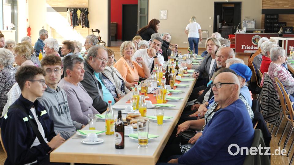 Bürgermeister Johannes Reger freute sich, viele Senioren in der Stadthalle begrüßen zu können. Sein besonderer Gruß galt den Senioren aus Plesna mit ihrem Bürgermeister Petr Schaller. Bild: njn