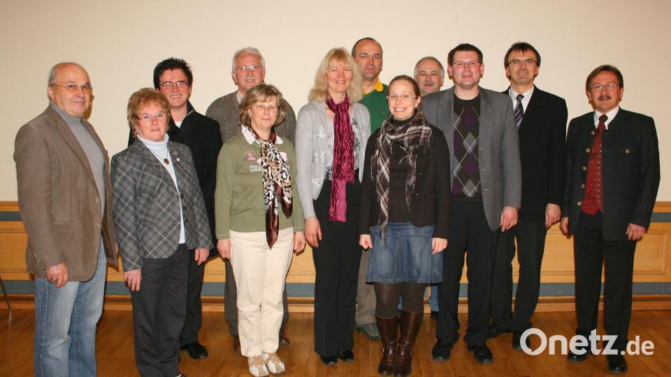 Das Bild zeigt den Gründungsvorstand und Vertreter des öffentlichen Lebens. (erste Reihe, von links): Zweiter Vorsitzender Peter Gerolstein, Revisorin Elisabeth Liedl, Schriftführerin Veronika Schneider, Beisitzerin Christine Goblirsch, Kassenwartin Stefanie Rüger, Vorsitzender Holger Popp und der damalige Bürgermeister Hans Donko sowie (zweite Reihe, von links) Beisitzer Johannes Dostler, Kirchenpfleger Theo Heimerl, Revisor Stephan Hartmann, Beisitzer Alfons Meierhöfer und Pfarrer Martin Besold. Archivbild: Holger Popp/exb