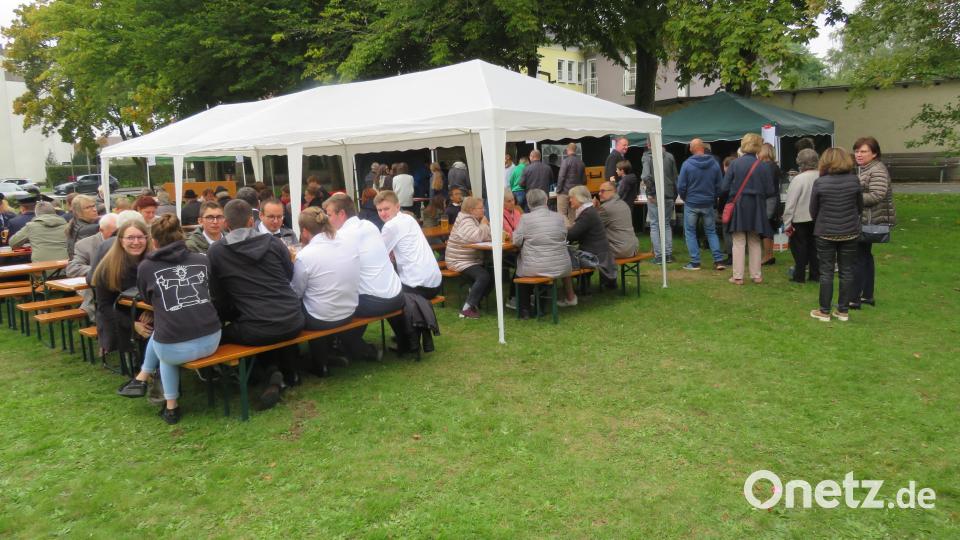 Auf der Wiese vor der neuen Kirche wird das Pfarrfest gefeiert. Bild: adj