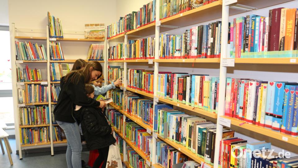 Jeder findet Lesefutter in der &quot;Schmökerstube&quot;. Bei über 3300 Titeln ist es manchmal gar nicht so leicht, sich zu entscheiden. Bild: rpp