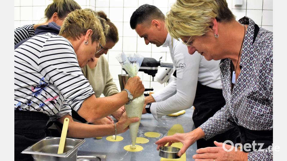 Beim &quot;Italienischen Kochabend&quot; dürfen die Mitglieder des Katholischen Frauenbundes auch selbst Hand anlegen. Bild: rgr