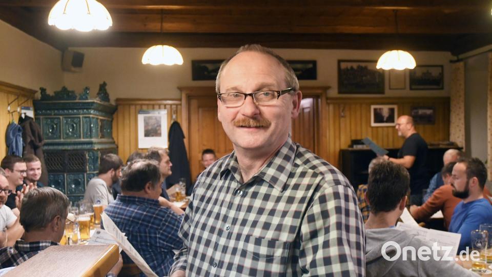 "Bei uns muss man keine Noten lesen können. Ich schätze rund 70 Prozent unserer Sänger können das nicht. Na und? Da lässt man sich am Anfang vom Nebenmann ins Ohrwaschl singen, und dann wird das schon." (Karl Herrmann) Bild: Gabi Schönberger