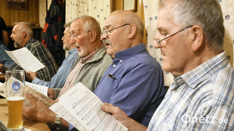 Hier sitzen vier erfahrene Sänger nebeneinander, (von rechts): Alfred Wittmann (83), Erich Neuber (75), Herbert Kick (81) und (etwas verdeckt) der ehemalige Pleysteiner Bürgermeister Hans Walbrunn. Bild: Gabi Schönberger