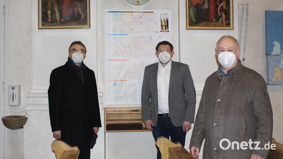 Pfarrer Martin Besold, Holger Popp und Alfons Meierhöfer (von links) stehen vor der Schautafel mit den Orgelpfeifen. Archivbild: Holger Popp/exb