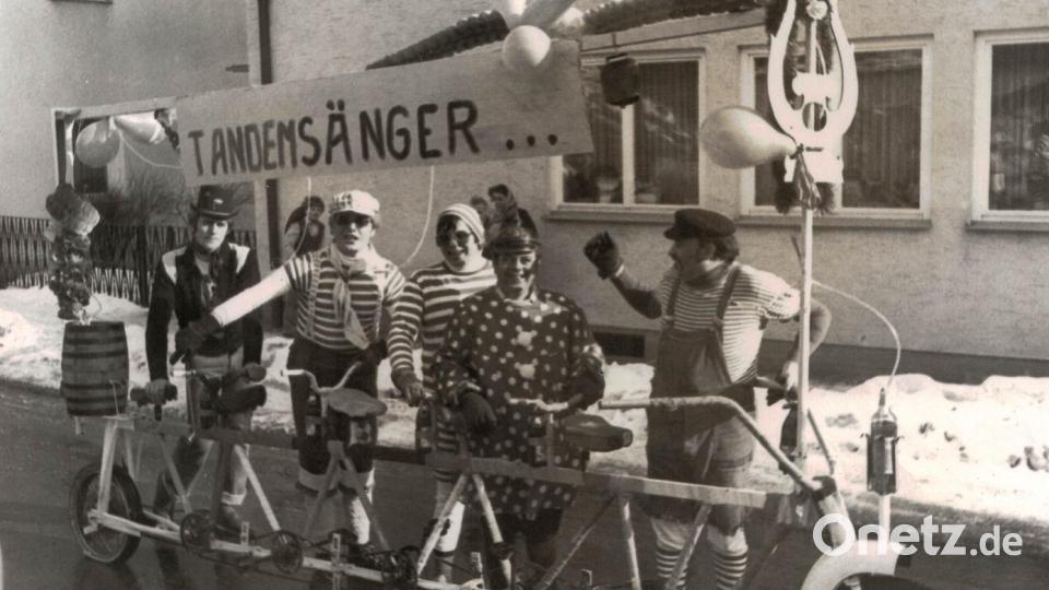 Die "Tandemsänger" beim Faschingsumzug 1979. Bild: MGV Pleystein/exb