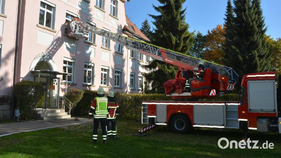 Bei der Einsatzübung der Feuerwehr Mitterteich im städtischen Kinderhaus wurde unter anderem die Evakuierung per Drehleiter geprobt. Bild: jr