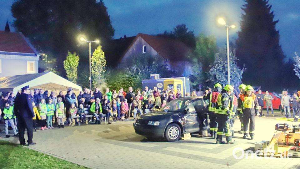 Die Aktiven zeigen bei einer Schauübung die Vorgehensweise bei einem Unfall mit einer eingeklemmten Person. Bild: war