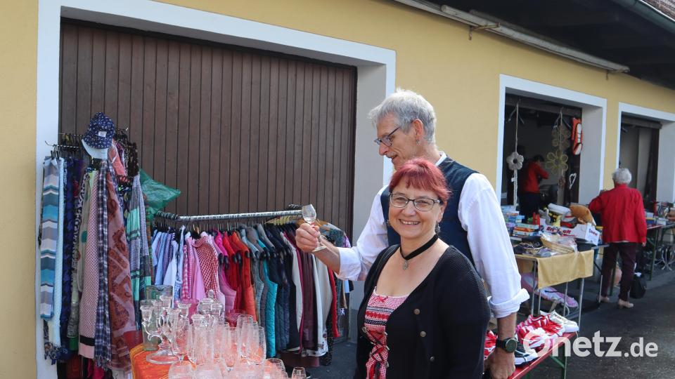 &quot;Irgendwas findet man dann doch, was man dann brauchen kann!&quot; - Flohmarktbesucher am Stöbern. Bild: wrm