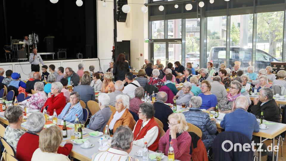 Bürgermeister Johannes Reger freute sich, viele Senioren in der Stadthalle begrüßen zu können. Sein besonderer Gruß galt den Senioren aus Plesna mit ihrem Bürgermeister Petr Schaller. Bild: njn