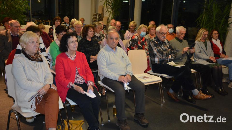 Zahlreiche Zuhörer verfolgten das Konzert im Museumscafé. Bild: jr