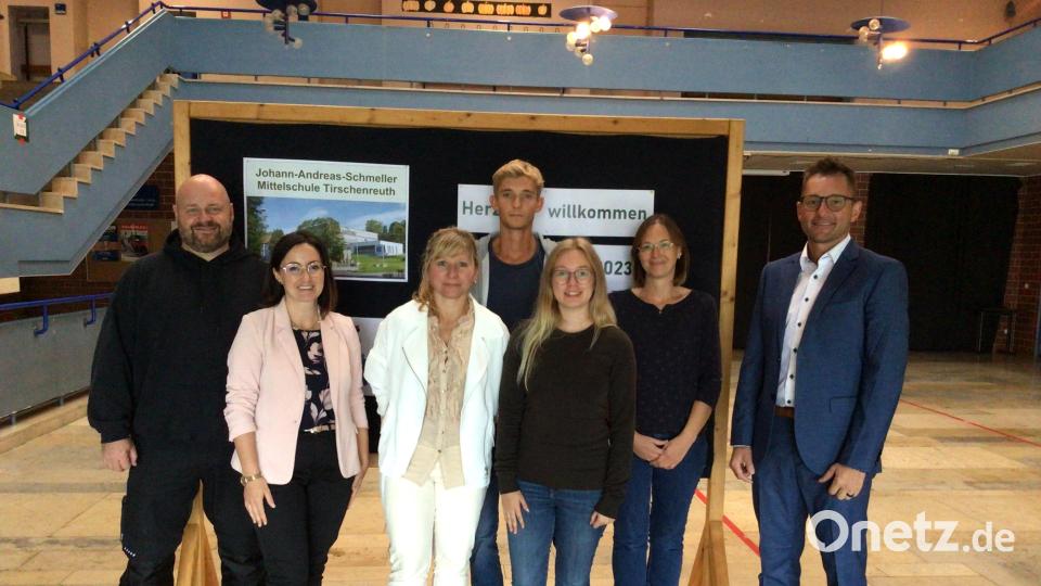 Rektor Jürgen Bayer (rechts) begrüßte die neuen Lehrkräfte (von links) Thomas Eber, Cornelia Heller-Trinks, Malgorzata Wiederer, Alexander Bühl, Jennifer Murr und Anna-Maria Hofmann an der Mittelschule Tirschenreuth. Bild: Carina Rieger/exb
