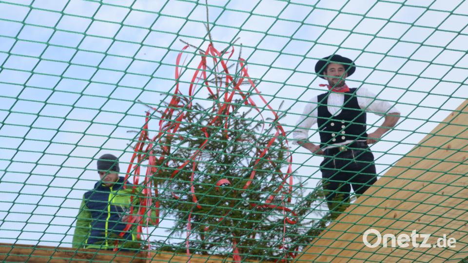 Zimmermeister MIchael Kohl hat den Richtfestbaum an einem der Leimbinder über der späteren Fahrzeughalle angebracht. Dann folgen in Gedichtform der Richtfestspruch und die Dankesworte an den Markt Luhe-Wildenau dieses Projekt riskiert und finanziert zu haben, aber auch der Dank an die beteiligten Handwerker. Bild: bey