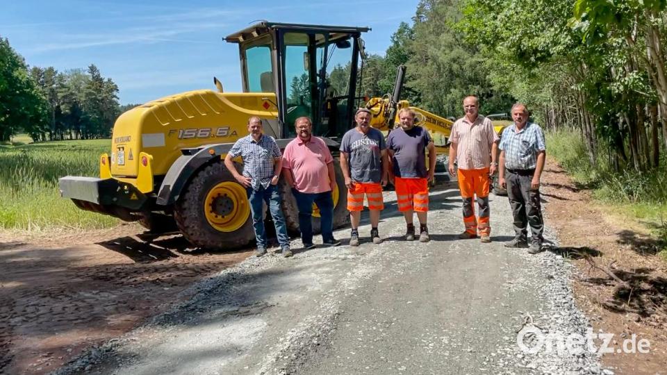Tiefbautechniker Reinhard Aumüller von der VG, Bürgermeister Hans Walter sowie die Bauhofmitarbeiter Andreas Meier, Max Busch und Robert Schraml (von links). Bild: Gemeinde Kastl/exb