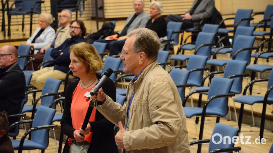 Die Anwesenden bei der Bürgerversammlung in Weiden stellen auch unbequeme Fragen. Bild: Kunz