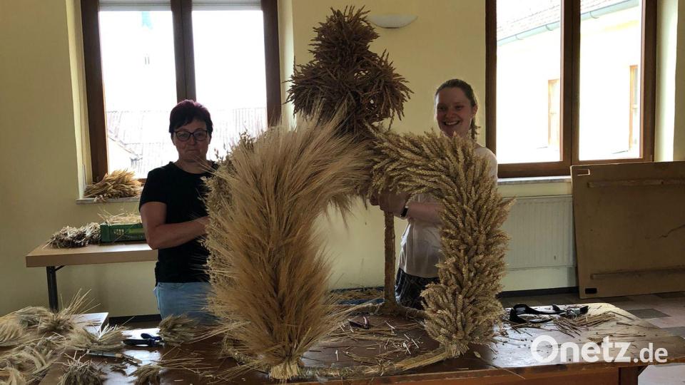 Fleißige Frauen arbeiten an der Erntekrone. Bild: mad