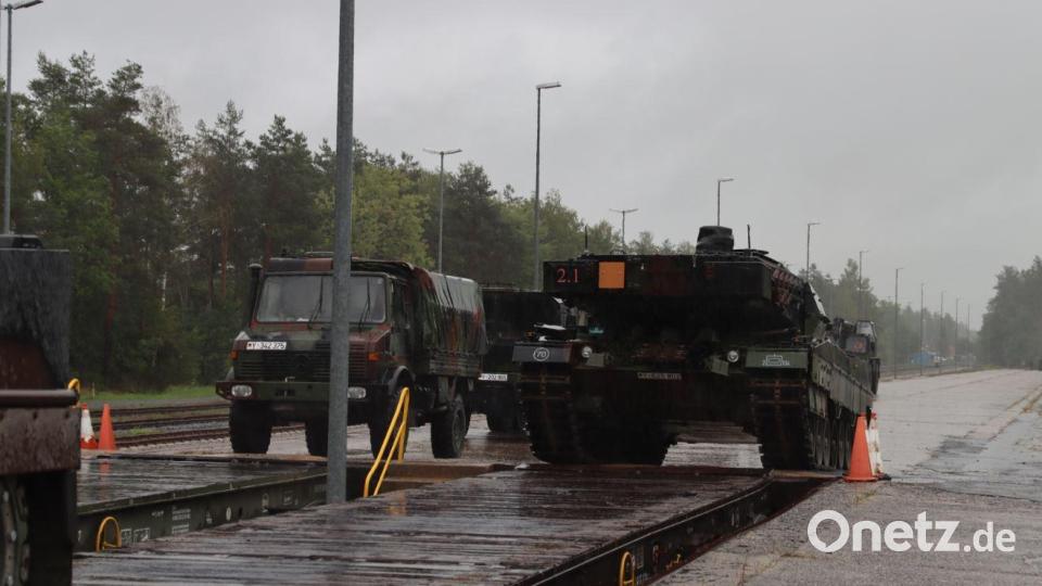 Ein Kampfpanzer Leopard 2 fährt auf die Bahn. Bild: Panzerbataillon 104 Pfreimd/exb