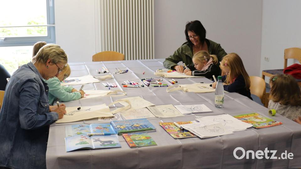 Im Bastelzimmer war immer was los. Schöne Tiermotive oder Prinzessinnen wurden auf die Taschen kopieren und mit leuchtenden Farben ausmalen:. Alle Kinder sind sehr stolz auf ihre Werke und benutzten sie gleich, um die ausgeliehenen Bücher darin mit nach Hause zu nehmen. Bild: rpp