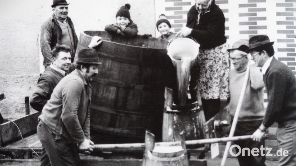 Zünftig ging es zu, wenn im Neustädter Kommunbrauhaus Zoigl gebraut wurde. Repro: prh