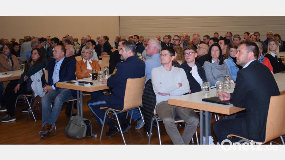 Aufmerksam folgten die vielen Zuhörer den Ausführungen von Bürgermeister Frank Zeitler in der Bürgerversammlung. Bild: bnr