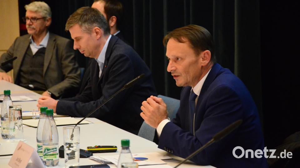 Oberbürgermeister Jens Meyer erklärte den Standpunkt der Stadt. Bild: Kunz