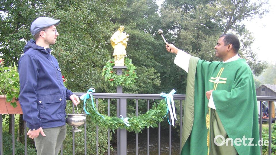 Pfarrer Julius Johnrose (rechts) segnete die restaurierte Statue es heiligen Johannes Nepomuk. Max Pirner (links) unterstützte ihn dabei. Bild: öt