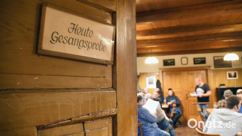 "Heute Gesangsprobe" lautet es auf einem Schild, das an jedem Montagabend beim "Böllert" in Pleystein an der Tür befestigt wird. Der Männergesangverein 1895 Pleystein hält hier seit fast 100 Jahren seine Singstunden ab. Bild: Gabi Schönberger