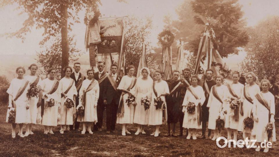 Fahnenweihe beim Männergesangverein Pleystein im Jahr 1923 mit den Festdamen. Bild: MGV Pleystein/exb
