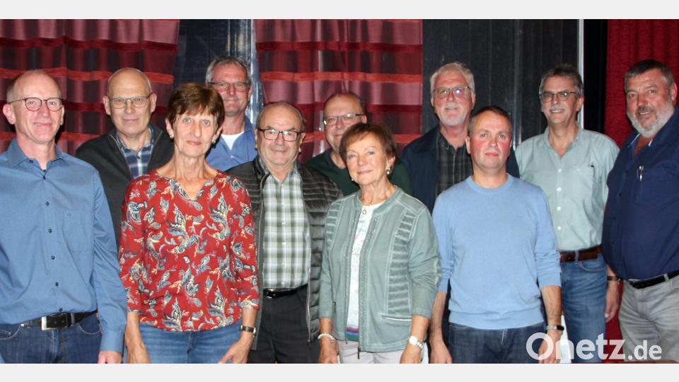 Vorsitzender Markus Kleber (von links) ehrt zahlreiche Mitglieder für zehn- bis 30-jährige Treue: Werner Trenz, Elfriede Sertl, Günther Striegl, Herbert Lindner, Dr. Bernd Schäfer, Gisela Pittner, Eckhard Wiltsch, Thomas Friedrich, Berthold Schmid und Josef Schreglmann. Bild: lep